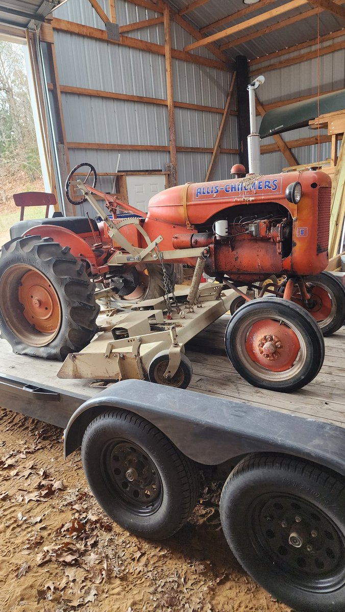 SilverGoldHoney's tweet image. We cleaned up my grandfather’s old smaller tractor yesterday. Bought it back last winter, and it feels good seeing it shine again. Knocked out some wax bucket washing, too. A productive day with a good dose of nostalgia.

#TractorRestoration #BeekeepingLife #FamilyFarm