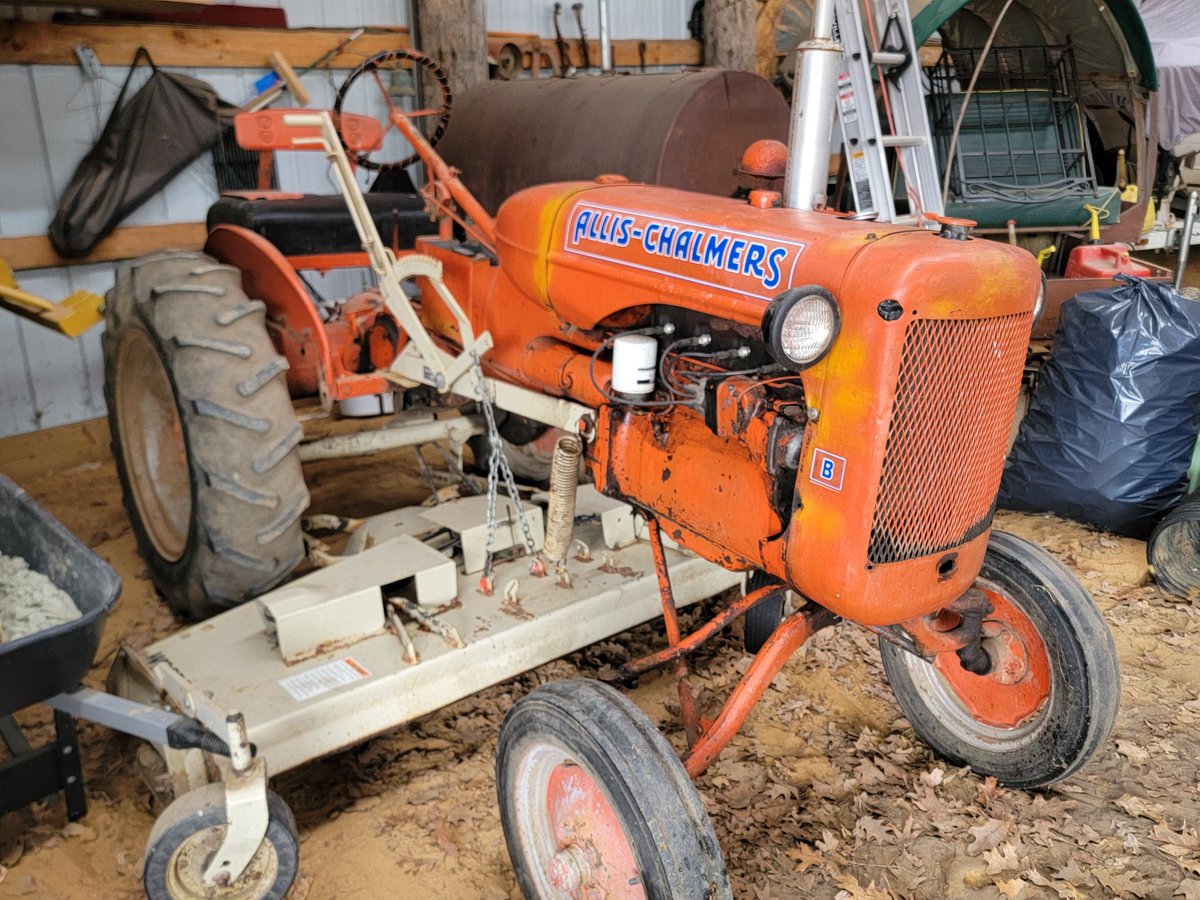 SilverGoldHoney's tweet image. We cleaned up my grandfather’s old smaller tractor yesterday. Bought it back last winter, and it feels good seeing it shine again. Knocked out some wax bucket washing, too. A productive day with a good dose of nostalgia.

#TractorRestoration #BeekeepingLife #FamilyFarm