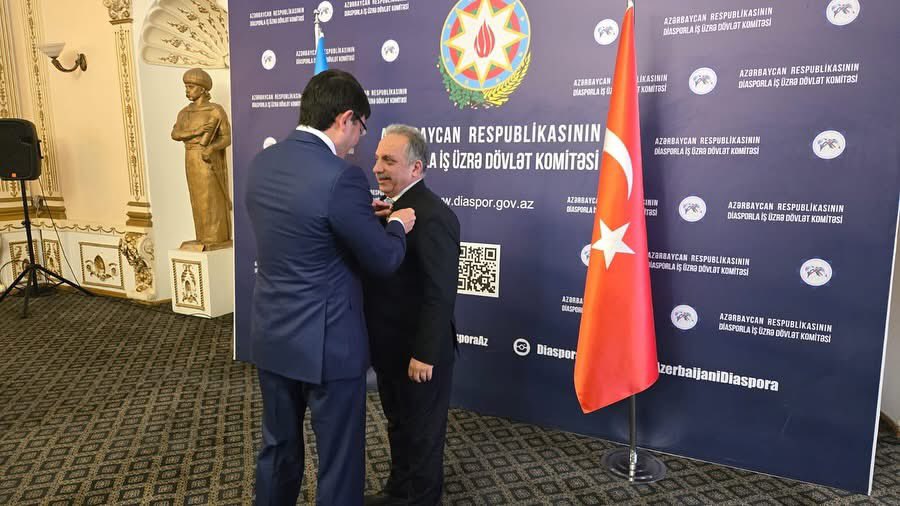 mustafa_kiraz38's tweet photo. Talas’ta yapımını gerçekleştirilen Azerbaycan Kardeşlik Parkı, Şuşa Evi ve İsa Bulağı’ndan dolayı Azerbaycan Diaspora Bakanı Fuad Maradov tarafından Hizmet Madalyası ile taltif edilen Belediye Başkanımız Sn. Mustafa Yalçın’ı tebrik ediyorum https://t.co/A089lSqc4J