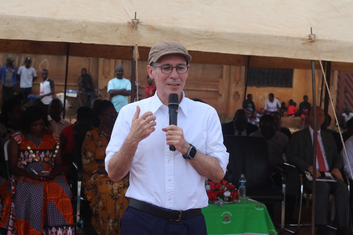 Our Director Daniel Dulitzky in Mtandire meeting with beneficiaries of WB-supported urban livelihood interventions - which focus on boosting MSMEs as a way to enhance the resilience of poor urban communities. These interventions are reaching <a href="/895/">8)</a> k persons in Malawi <a href="/WBG_SPLabor/">WB Social Protection</a>