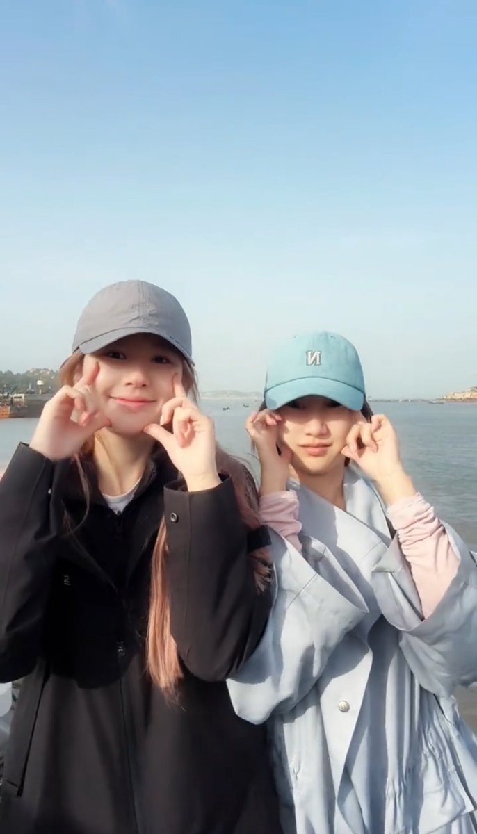 booboolili's tweet photo. 로사위소 바닷가에~🌊 겸둥이들!!🩵 https://t.co/R2U5t6Zm0w