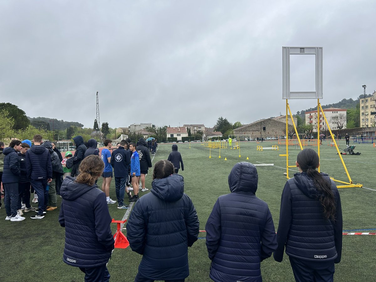 PompiersHerault's tweet image. #RDV|| CLERMONT L’HÉRAULT 
☀️absent
☔️fine
🌡️13•
Les sapeurs-#pompiers de l’#Hérault #JSP #SPP #SPV sont engagés sur les épreuves du Challenge de la qualité 
Grimpé de corde | Parcours sportif |  Lancé de poids | Saut en hauteur | Vitesse &amp;amp; 1/2 fond 🏃‍♀️🏃🏿🏃‍♂️
GO! GO! les sportifs