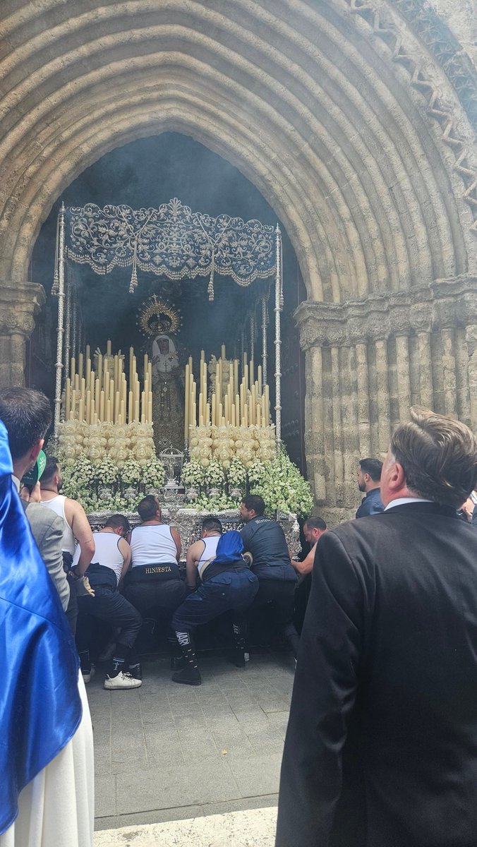 HdadHiniesta's tweet photo. Sale el paso de María Stma. De la Hiniesta. Nos acompañará en la estación de penitencia @bandamairena 

#LaEstrellaSublime
#SoydelaHiniesta
#MiDomigoAzulyPlata2025 https://t.co/o731jwcE2S