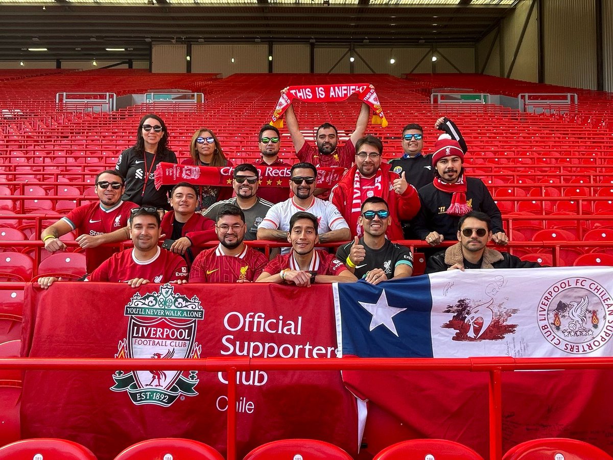 Ervizard's tweet image. Grande la @olscchile en Anfield esperando el partido vs westham, todos hinchas oficiales del club que hicieron el viaje a cumplir el sueño de muchos YNWA @marceloespina8 @MiguelSimonESPN @ESPNChile