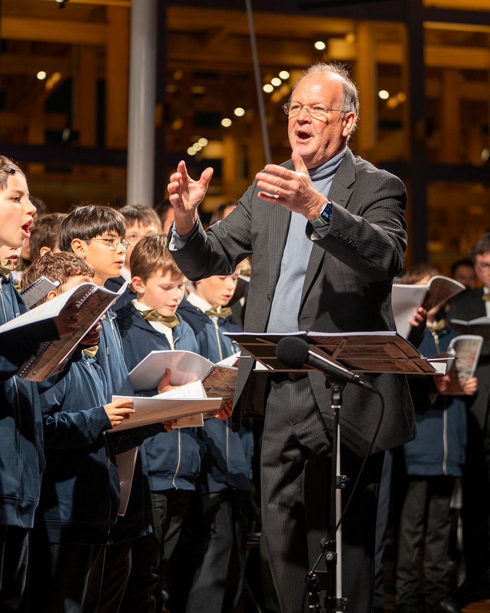 ◤Pick up #EXPO2025 -04.13-◢ 

Snaps from today’s EXPO 2025📸✨

📍【Luxembourg】 United in Singing

A collaboration between the Pueri Cantores Boys Choir and the Ritsumeikan Primary School Chorus Club 🤝

Full of warm feelings🌸

#きたぞ万博 #HelloEXPO2025