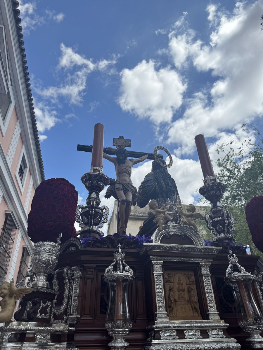 El Stmo. Cristo de la Buena Muerte llega a la Plaza del Pumarejo.

#LaEstrellaSublime
#SoydelaHiniesta
#MiDomigoAzulyPlata2025