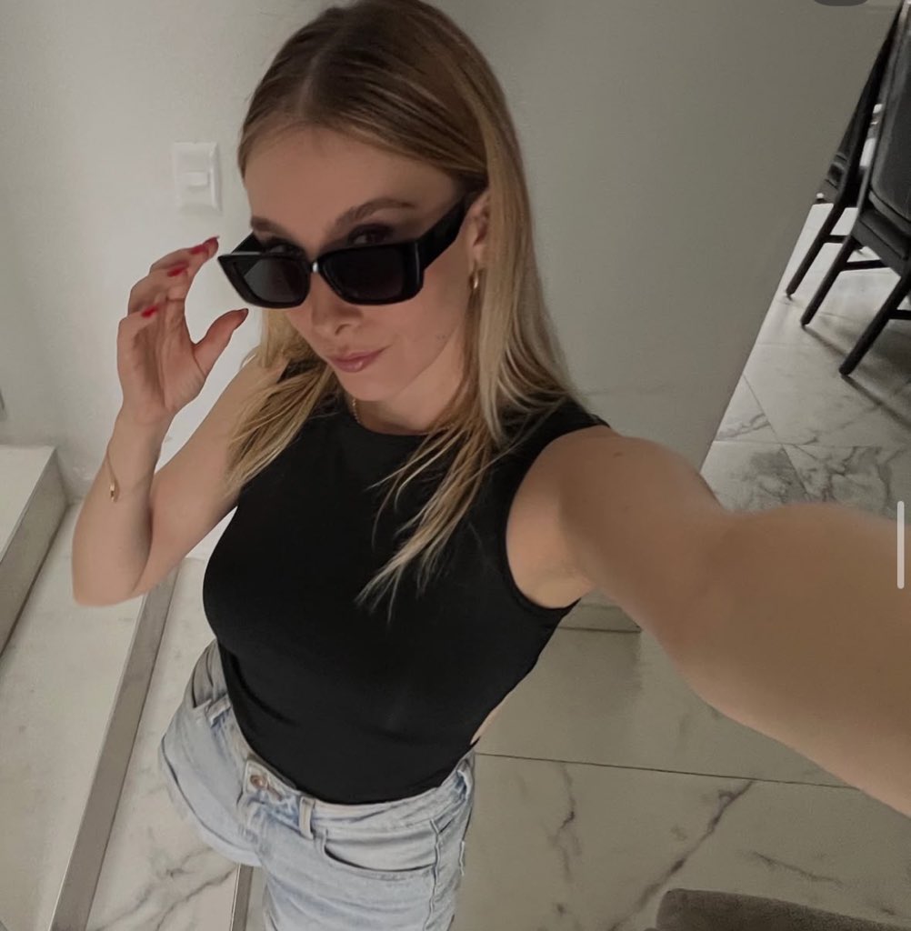 EsmeGodddess's tweet photo. DIOSA ESMERALDA✨ Preparada para sacaros hasta el ultimo centimo🫰🏽DADLE CHUCHOS 📝 https://t.co/VzUN48YU64