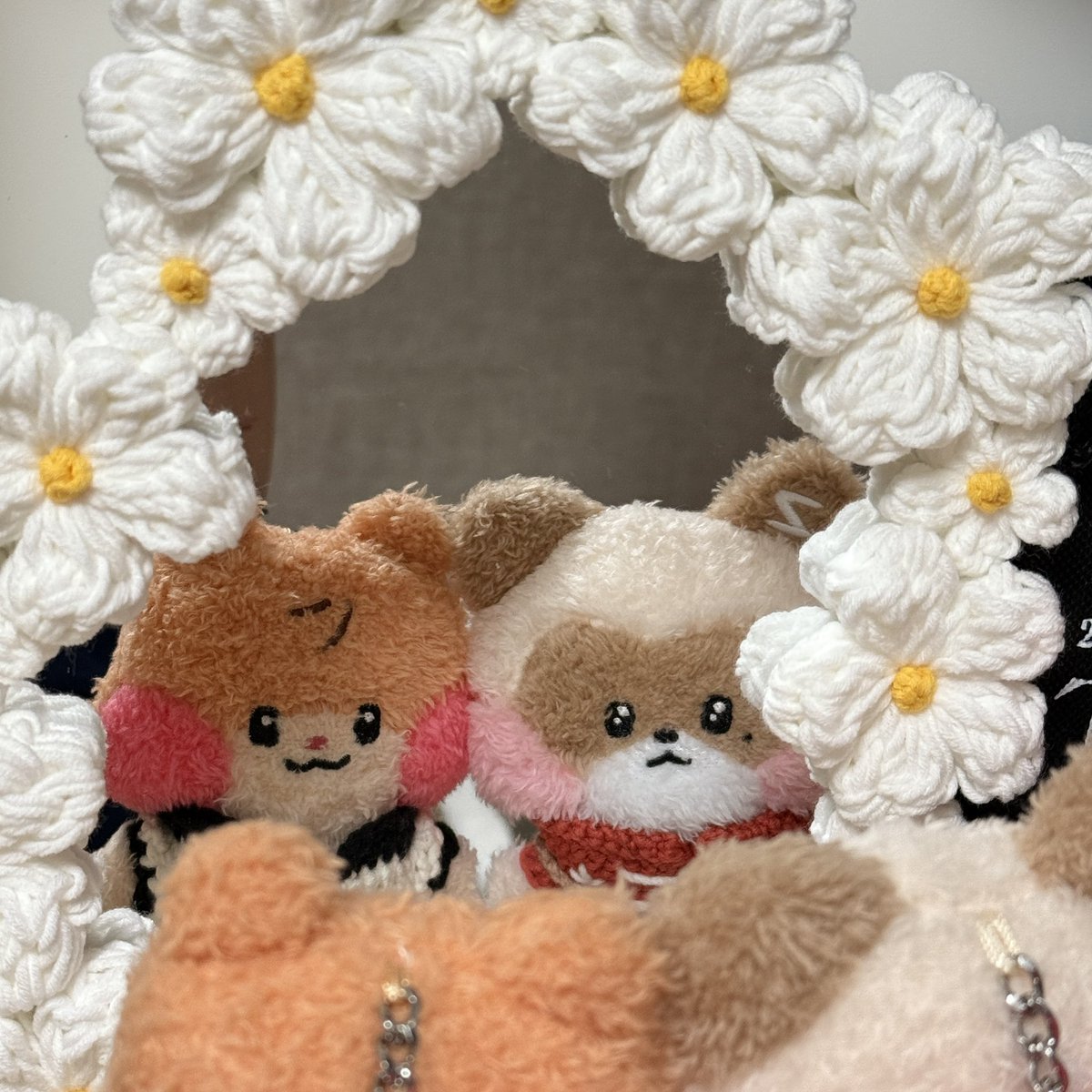 비니느리가 같이 산다면 이렇게 살겠다 싶은 미친(positive) 디피와 깨알같은 커플 모먼트... 카페도 너무 아름다왔고 럭드로 모셔 온 데이지 거울까지... 거울 너무 귀여워서 집에 오자마자 인증샷을 안 남길 수가 없었습니다 🥹🩵🩷

#420번째_우주 #The_420th_Universe
#빈늘 #binhao
<a href="/BN_420th/">420번째 우주</a>