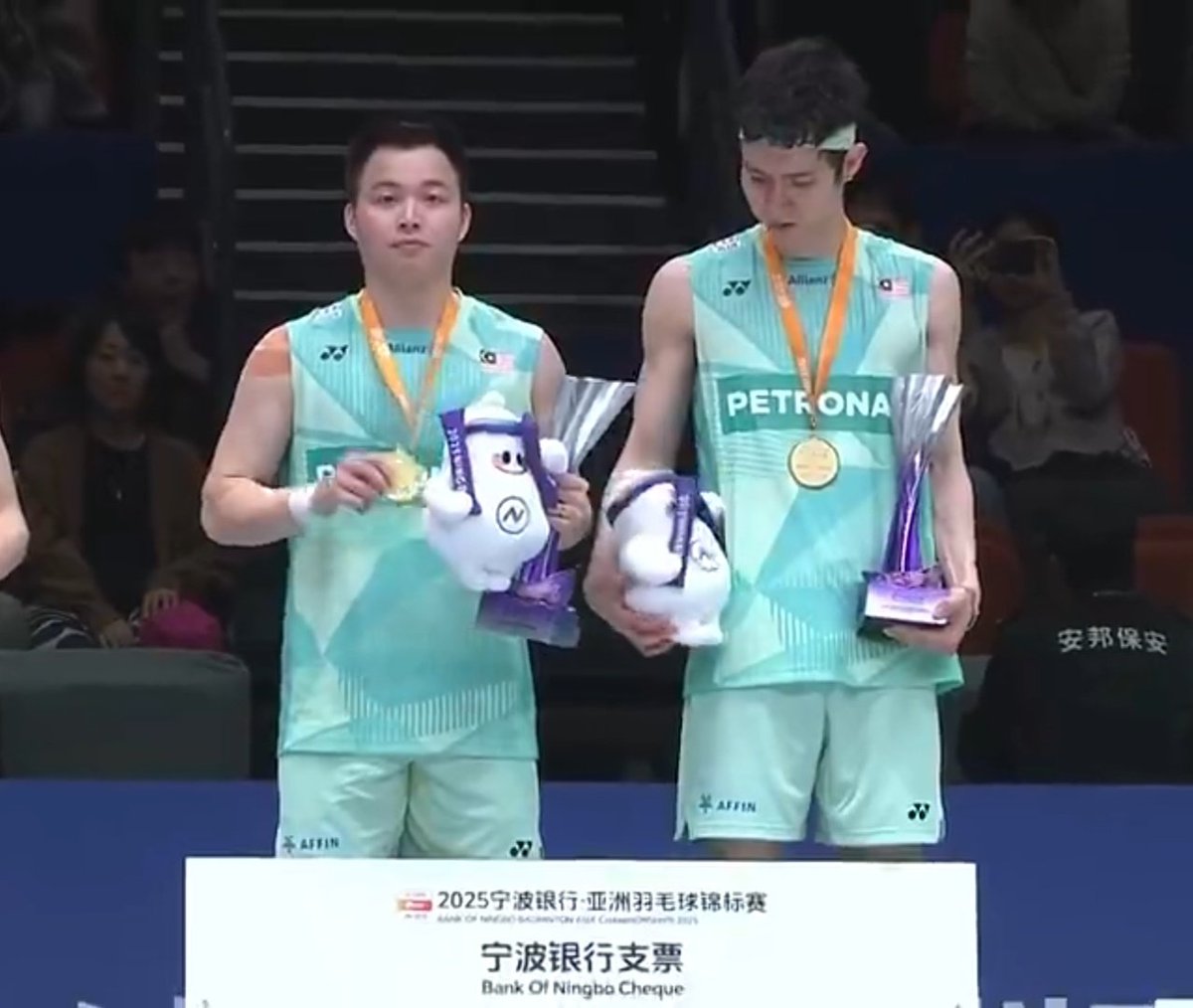 theone_xyz's tweet photo. • Men's Doubles 🏸 •

🥇 🇲🇾
Aaron Chia/Soh Wooi Yik

🥈🇨🇳
Chen Bo Yang/Liu Yi 

🥉🇨🇳
Liang Wei Keng/Wang Chang

🥉🇮🇩
Leo Rolly Carnando/Bagas Maulana

Thank you for the fight & absolutely outstanding performance, Chiasoh. A very well deserved title. Enjoy your historical day 🔥

and congrats to all the medalists. 

#BadmintonAsiaChampionships2025 #BAC2025