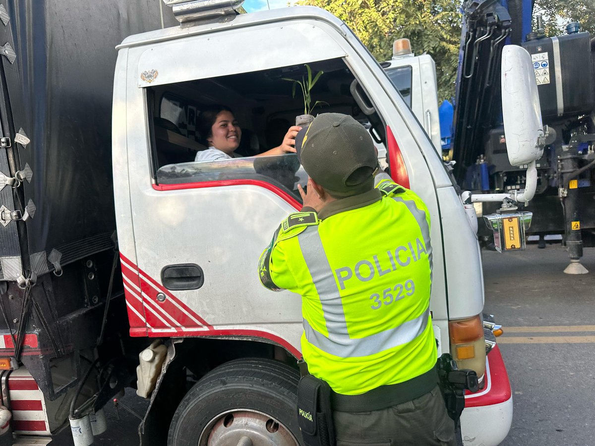 HuilaPolicia's tweet photo. Lanzamiento de seguridad para semana santa, unidos por la seguridad
Más de 1.200 uniformados custodiarán iglesias, vías y sitios turísticos en el Huila.
Se esperan 250.000 vehículos en tránsito: habrá controles, prevención y pedagogía vial.
Ante emergencias: 📱123  o #767 https://t.co/vUw2ogawZ8