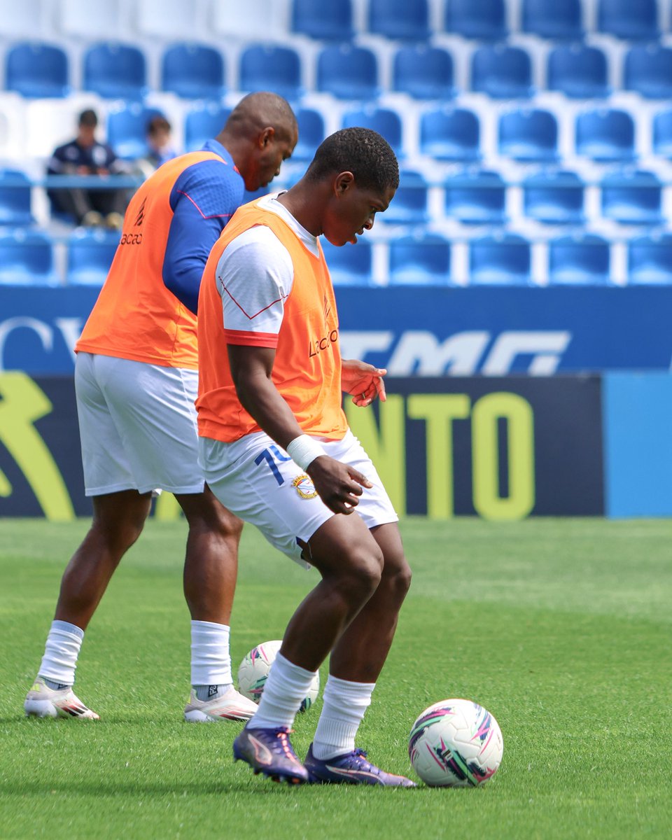 FCAlverca's tweet photo. 𝙒𝘼𝙍𝙈 𝙐𝙋 🔚 Vamos a jogo!
#FCVFCA
#VoaAlverca https://t.co/pqAynfr3rY