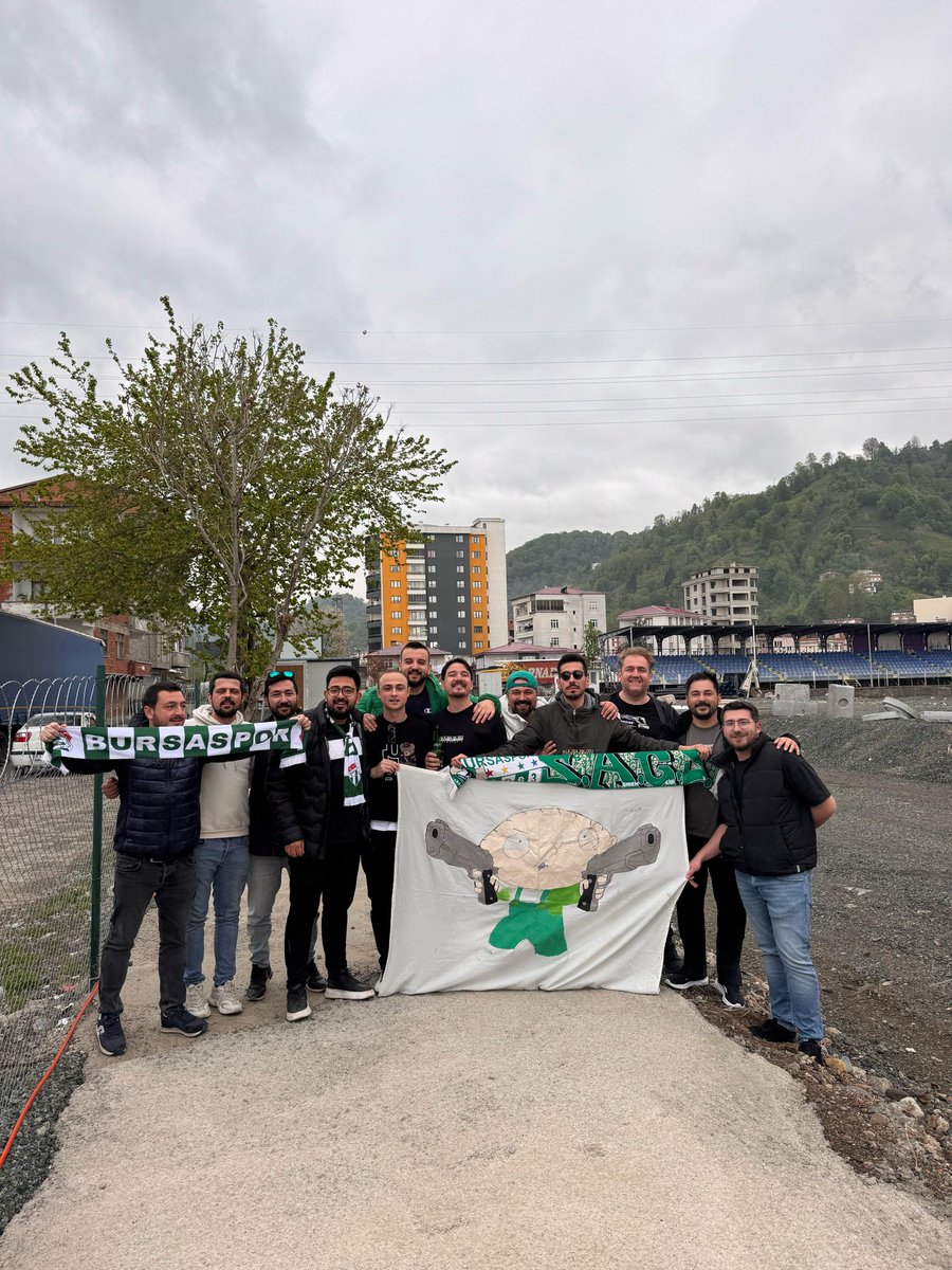 Deplasmanlarda's tweet photo. Sevdaya engel değil mesafeler. Her yerdeyiz. @BursasporSk Hopa Şehir Stadı. https://t.co/ucEXopNm3f