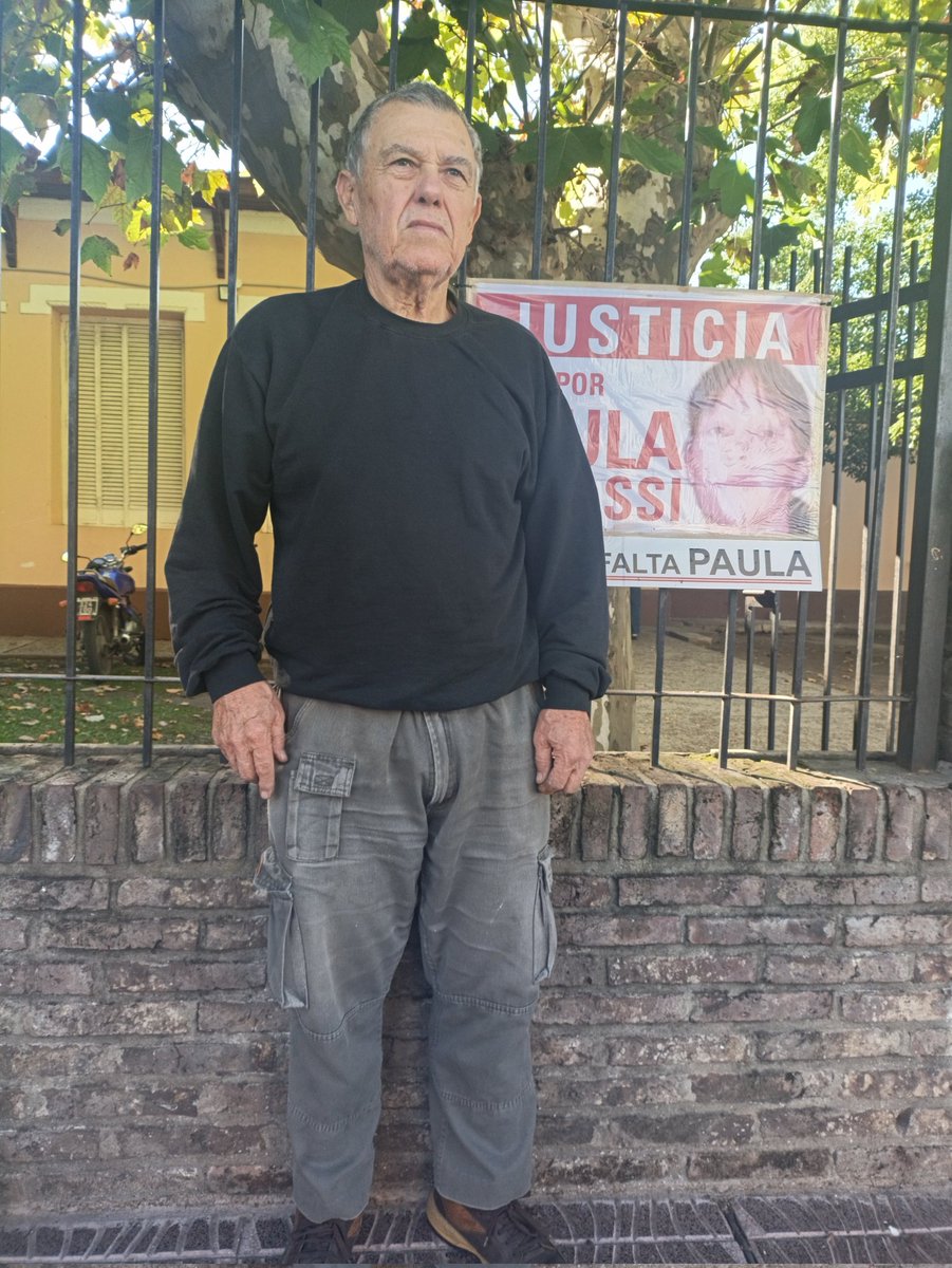 anytramontini's tweet photo. Cómo cada elección Alberto Perassi, padre de la mujer desaparecida el 18 de septiembre de 2011, coloca carteles en las escuelas para no olvidar.#justiciaporPaulaPerassi https://t.co/YNyfKvxPou
