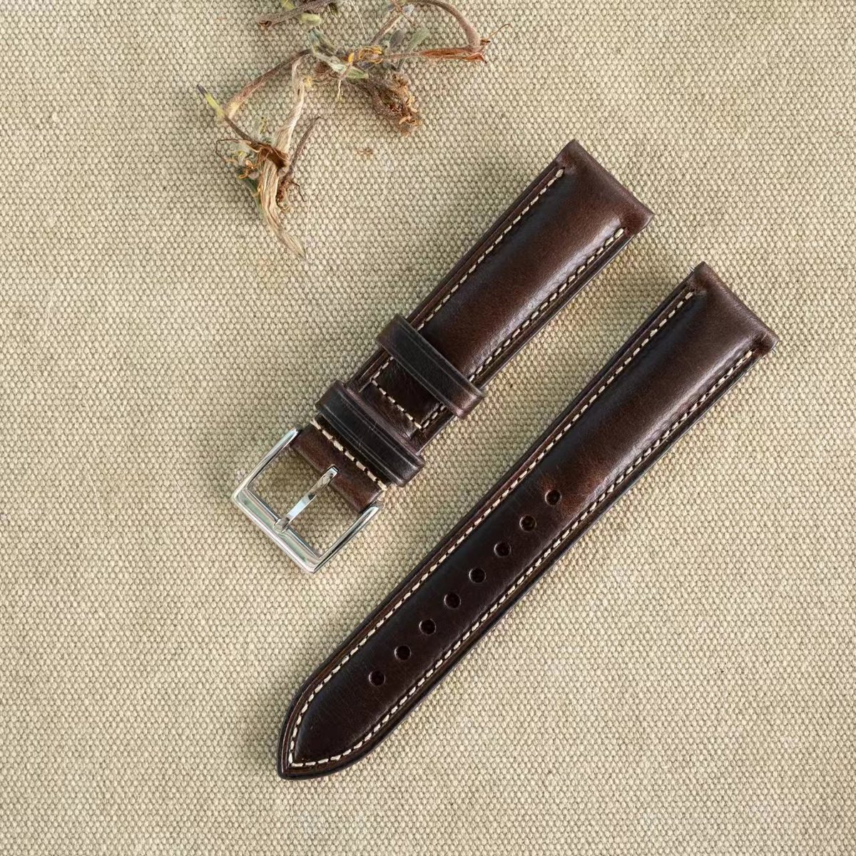 jackqin888's tweet photo. Gomvadr correa de reloj de cuero de la vendimia, pero se necesita una cuenta de vid. https://t.co/mqRhgtZAgD https://t.co/0uzzB0LAC3