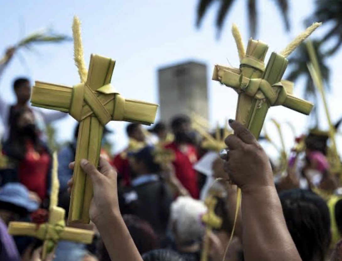 #DomingoDeRamos en el que damos inicio a esta #SemanaSanta. Inicio que se vive con la humildad que Jesús nos enseñó con su entrada triunfal a Jerusalén. 
Deseo que todo sea reflexión en familia y que este tiempo sirva para encontrarnos como hermanos.