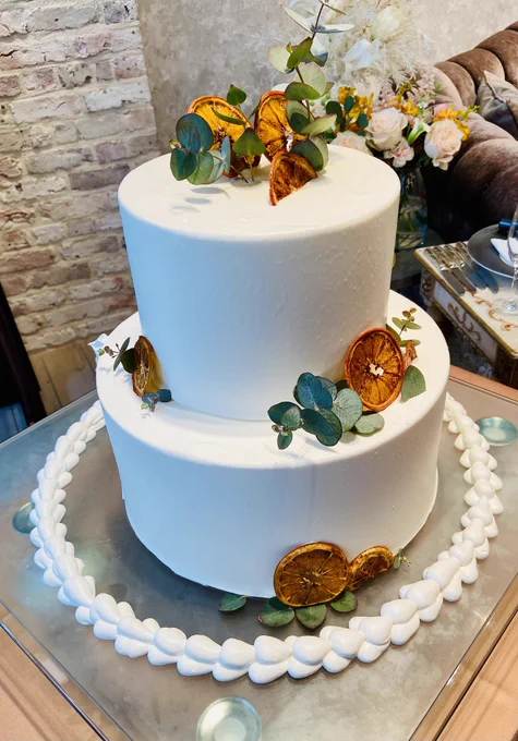 今日は友達の結婚披露宴に行って来ました ほんま終始最高の式で、始まる前から記念同人誌(めちゃ豪華)発行されるし、ミッションインポッシブルの指令でるし、フレディマーキュリー現れるし、突然「大阪(東京)フレンドパーク」が始まって人生初のルームランナーで走らされるし笑、楽しかった〜