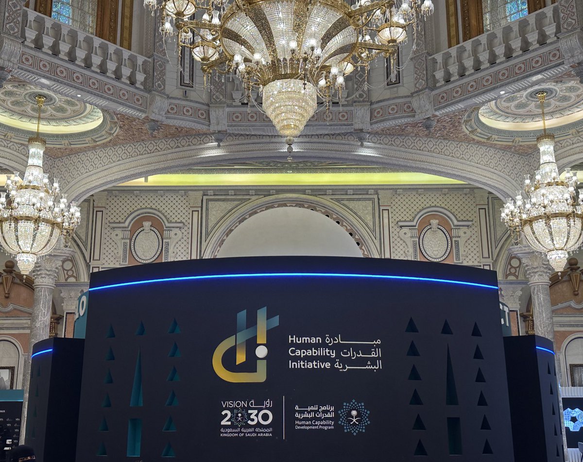 ADhuwaihy's tweet photo. من جلسات #مؤتمر_القدرات_البشرية التي لا يمكن أن تنسى، هي جلسة سعادة أ.د. عبدالرحمن حجر @dhagr90 رئيس الجمعية السعودية للأنف والأذن والحنجرة، والذي استعرض فيها رحلته من طالب متفوق حائر في اختيار التخصص الدقيق، إلى أحد أبرز روّاد زراعة القوقعة في العالم. 
لا سقف لطموحه، ولا مهبط لمعنوياته.. رسالته كانت واضحة: الشغف الحقيقي لا يُستهلك في الذات.. بل يجب أن يُخلّد في الوطن والإنسانية «حتى يكون شغفًا لا ينفذ»..

وانقلوا عن البروفيسور عبدالرحمن أنه يقول: «المملكة العربية السعودية هي الأولى عالميًا، في خدمات الإعاقة السمعية وزراعة القوقعة، والأولى بلا شك.. في تعليم وزمالات زراعة القوقعة» 🇸🇦 

#BeyondReadiness 
#HCI2025