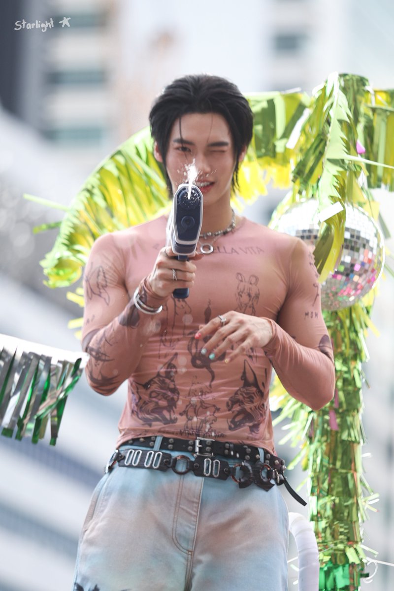 Starlight_1710's tweet photo. โดนจู่โจม!! 💦🤣

WIN SONGKRAN KING POWER
#KingPowerSongkran2025xWinMetawin
#winmetawin https://t.co/MFIfSkzoou