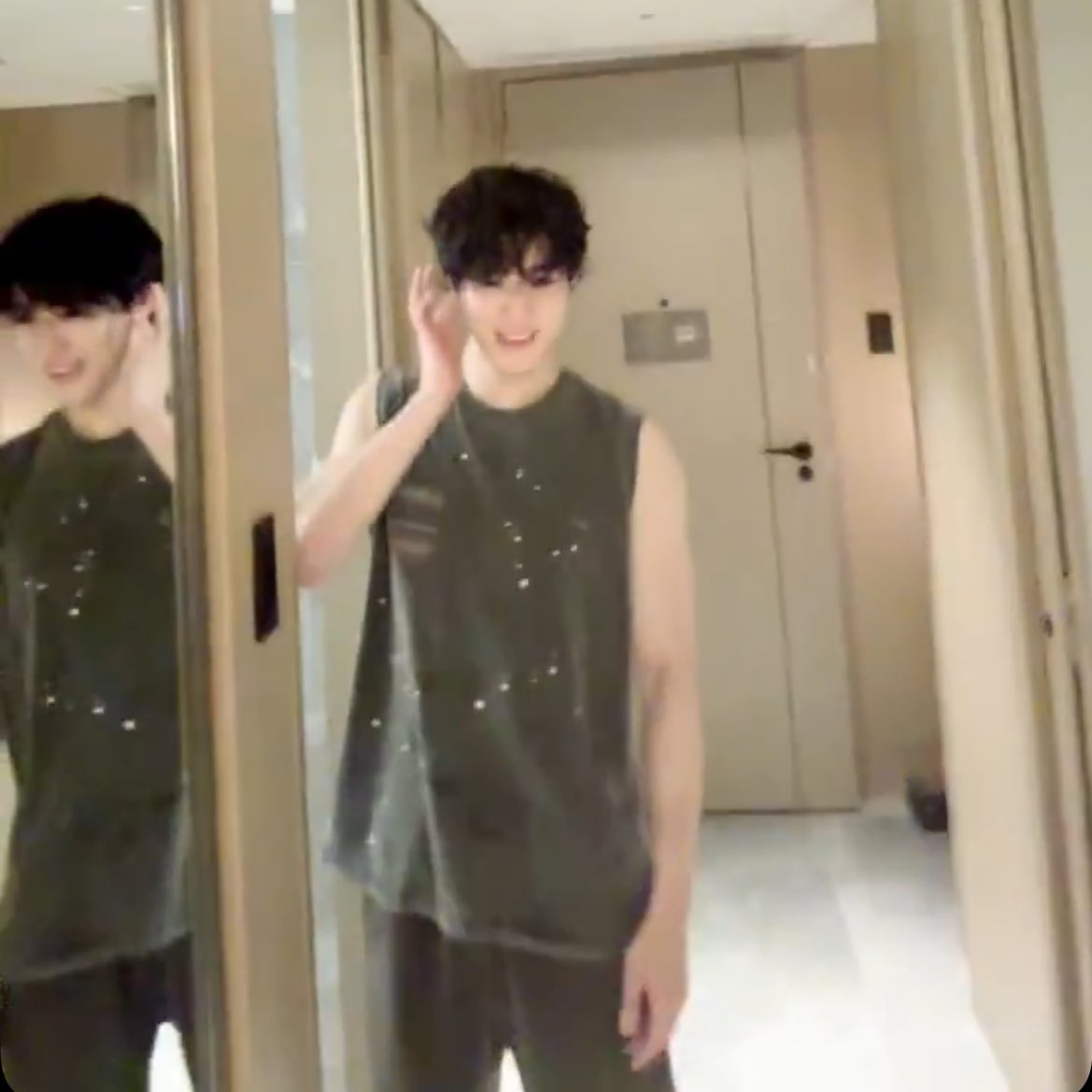 milinajane's tweet photo. เหมือนพี่โน่พึ่งอาบน้ำเสร็จอะ ยืนหัวหยองยิ้มหวานอยู่หน้าห้องน้ำ 555555555555555555555555 https://t.co/FZvCEnGpxK