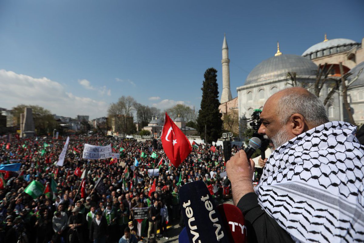ihhinsaniyardim's tweet photo. 🕊️ Filistin'deki soykırıma dur demek için 300 binden fazla Filistin sevdalısıyla Ayasofya Meydanı'ndayız! 🇵🇸🇹🇷 https://t.co/Qcl5JyJEiK