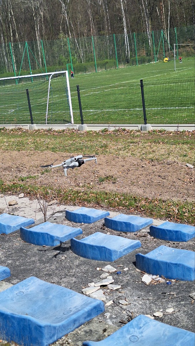 Futbolowamama's tweet photo. Uzdrowisko, sztolnia w pobliżu i meczyk Aklasy ⚽️
⛳️ Klasa A 2024/2025, Bytom
📅 13.04.2024
⏰️13:00
🥅 TS Tarnowiczanka 🆚️Nitron Krupski Młyn
⚽️ 2️⃣↔️1️⃣
Feat: @SzpilNa ❤️
#groundhopping #nizszeligi #meczyk #niedziela  #kibice 
#drones https://t.co/SjM2aMO8YF