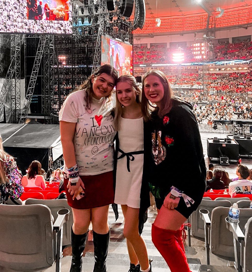 littleoldswift's tweet image. Happy #SwiftDay everyone! Being a swiftie is one of the biggest joys in my life! I’m so grateful to be part of such a loving community! 🤍✨🫶🏻