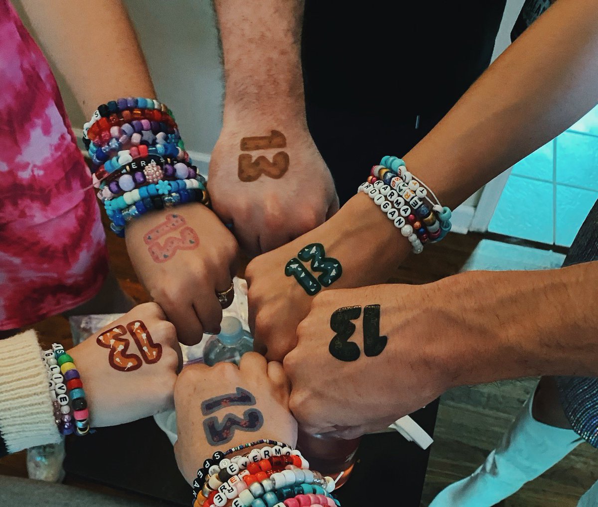 littleoldswift's tweet image. Happy #SwiftDay everyone! Being a swiftie is one of the biggest joys in my life! I’m so grateful to be part of such a loving community! 🤍✨🫶🏻