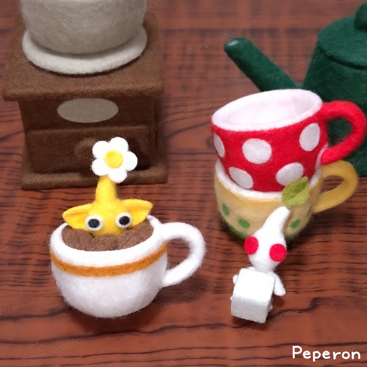 peperon6cino's tweet image. 喫茶店の日。
フェルトで作った赤ピクミンのコーヒーカップを身につけた黄ピクミン。

#ピクミンブルーム  #手芸