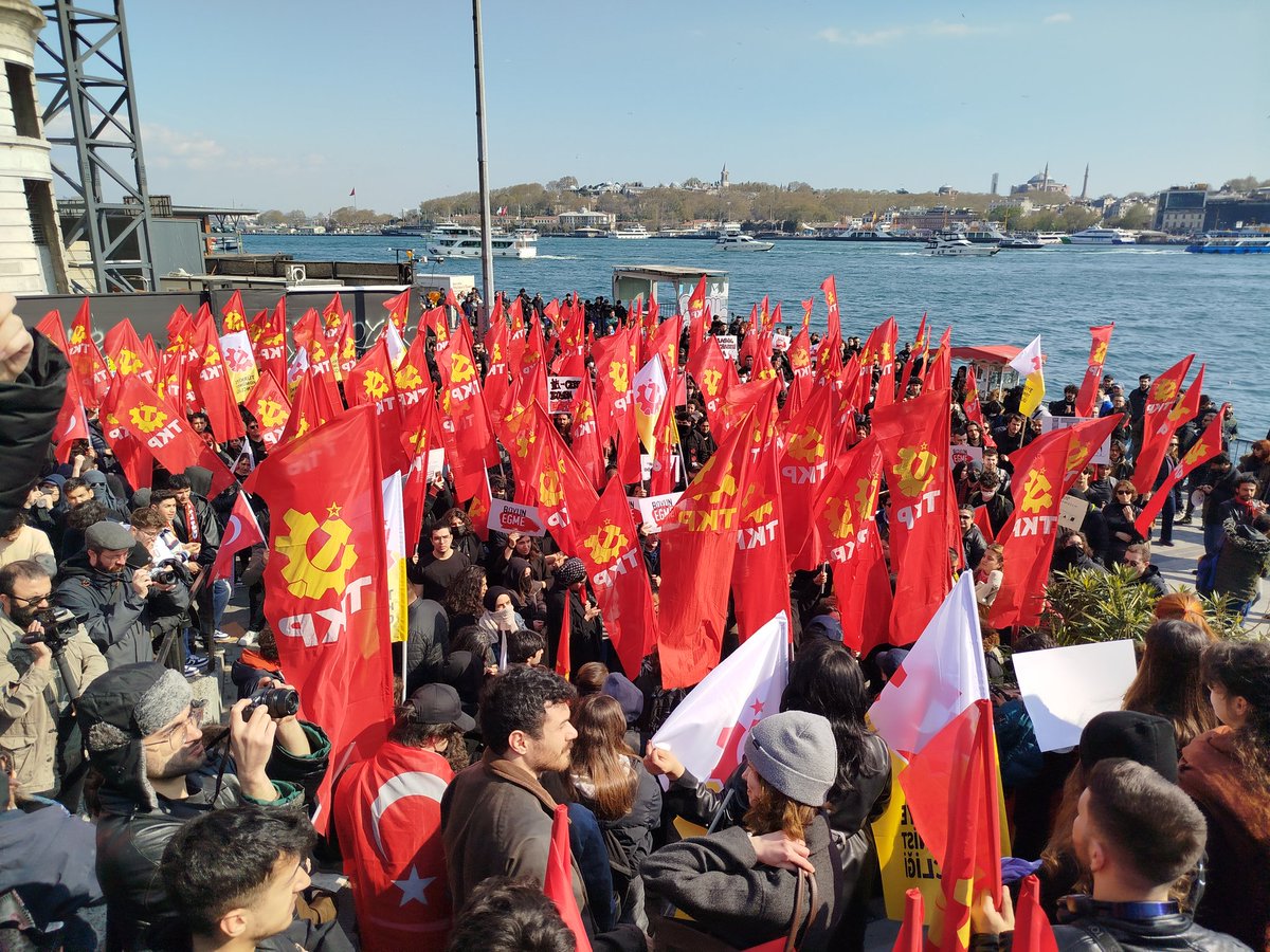 ercandenizkucuk's tweet photo. Galata Köprüsü ayağında toplanan gençlikte heyecan ve coşku yüksek.. @tkpninsesi @TKGninsesi #Boyuneğme https://t.co/VdVq0w56wk