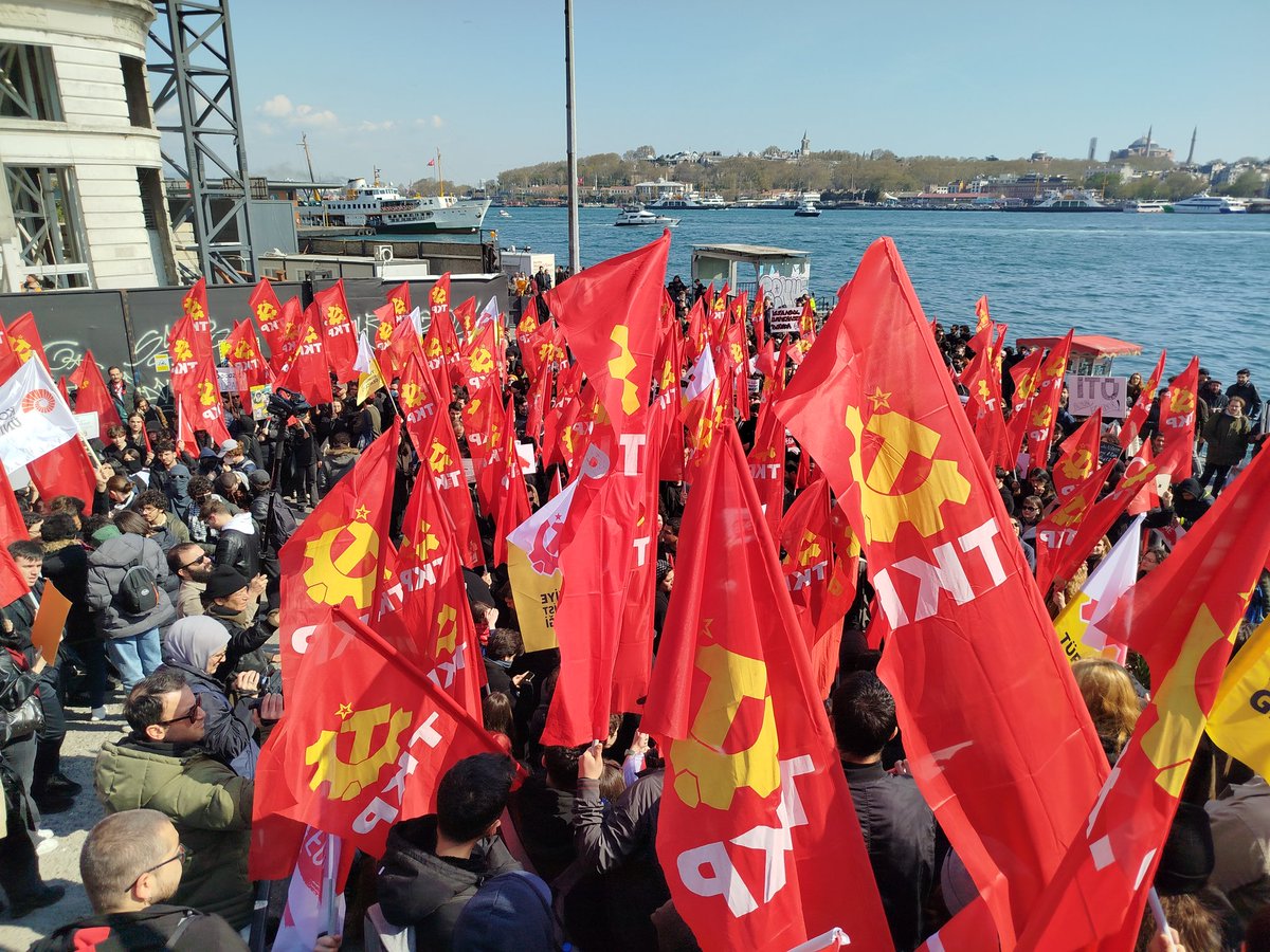 ercandenizkucuk's tweet photo. Galata Köprüsü ayağında toplanan gençlikte heyecan ve coşku yüksek.. @tkpninsesi @TKGninsesi #Boyuneğme https://t.co/VdVq0w56wk