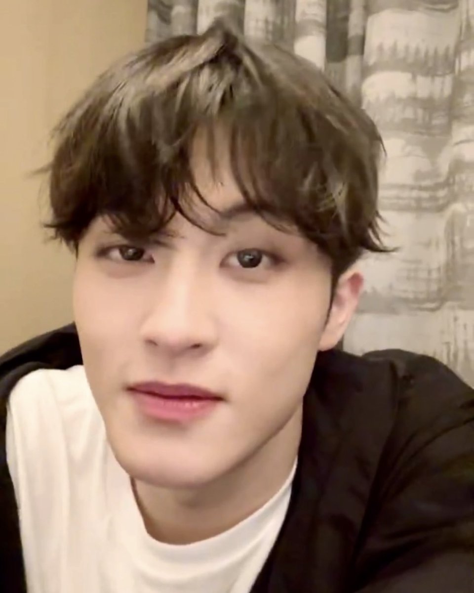 Ieemarkees's tweet photo. mark 😭 https://t.co/PmmfMsL5E1