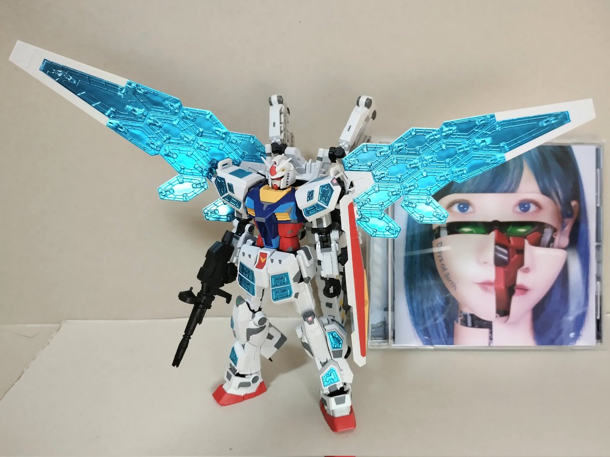 gGLLZvgv8vmCm3w's tweet photo. オプションパーツ版作りましたが、これシールでもかなりカッコイイ
作ってる時のBGMはリンプラのファーストシングルにしました
MVのガンダムも万博で新装備になったので2025ver.のMV撮ってくれたら嬉しいな
 #リンプラ #DaysofBirth #グラスフェザーガンダム https://t.co/k51ggf3Mcx