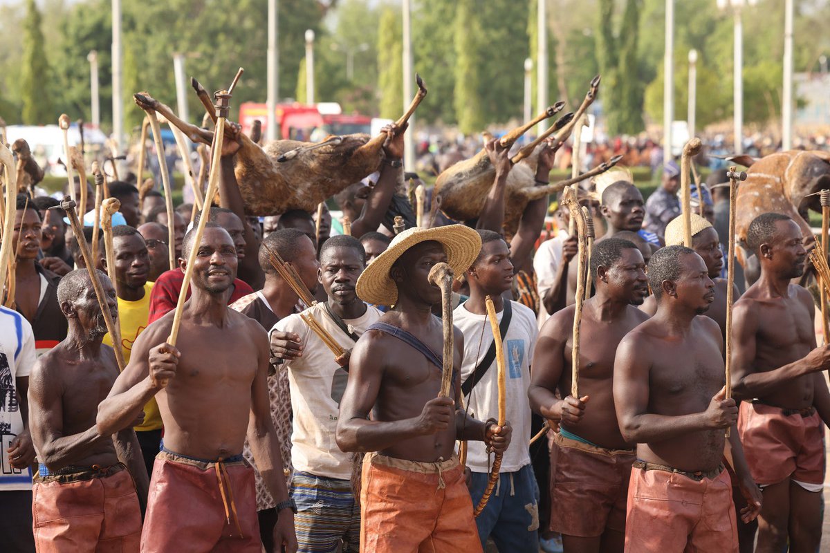 La commémoration du 20è anniversaire du rappel à Dieu du Président Eyadéma s’est poursuivie ce samedi 12 avril 2025 à l’esplanade du Palais des Congrès de Kara avec la « Journée de chasse Eyadéma » en présence du chef de l’Etat, Faure Essozimna Gnassingbé.
