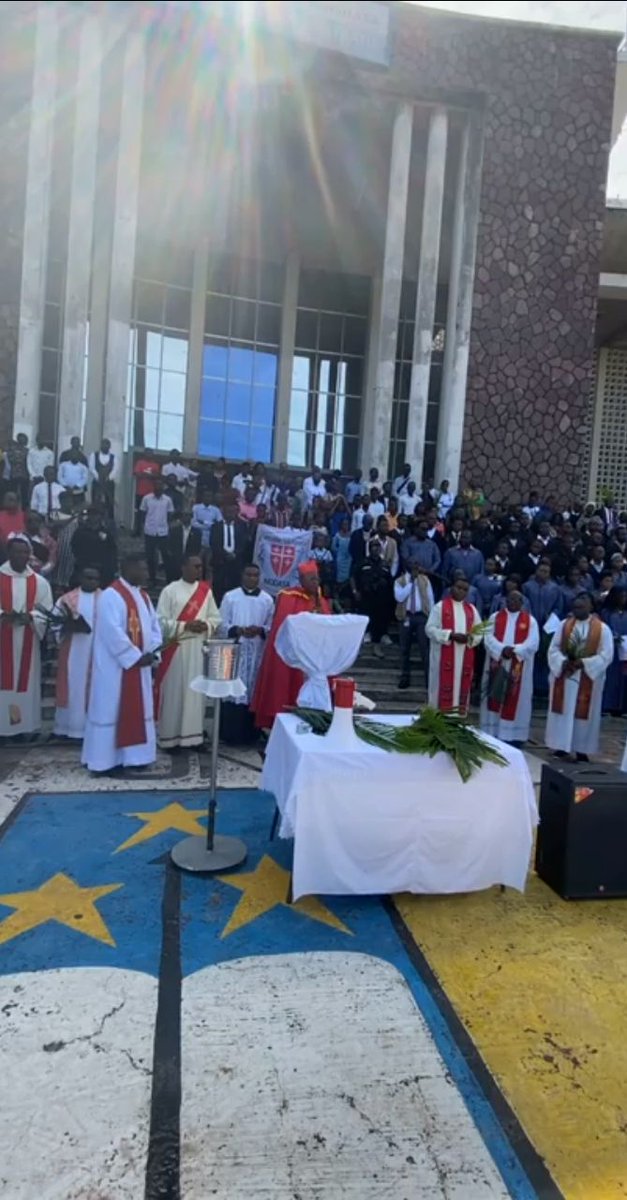 kamweta75's tweet photo. Messe des Rameaux à l'UNIKIN avec le Cardinal Ambongo. Message de paix en temps de guerre : amour, pardon, justice. Merci aux scouts pour la sécurité ! #Rameaux #CardinalAmbongo #UNIKIN #Paix #Journalisme #Congo #LAgora https://t.co/higDNZPxNz
