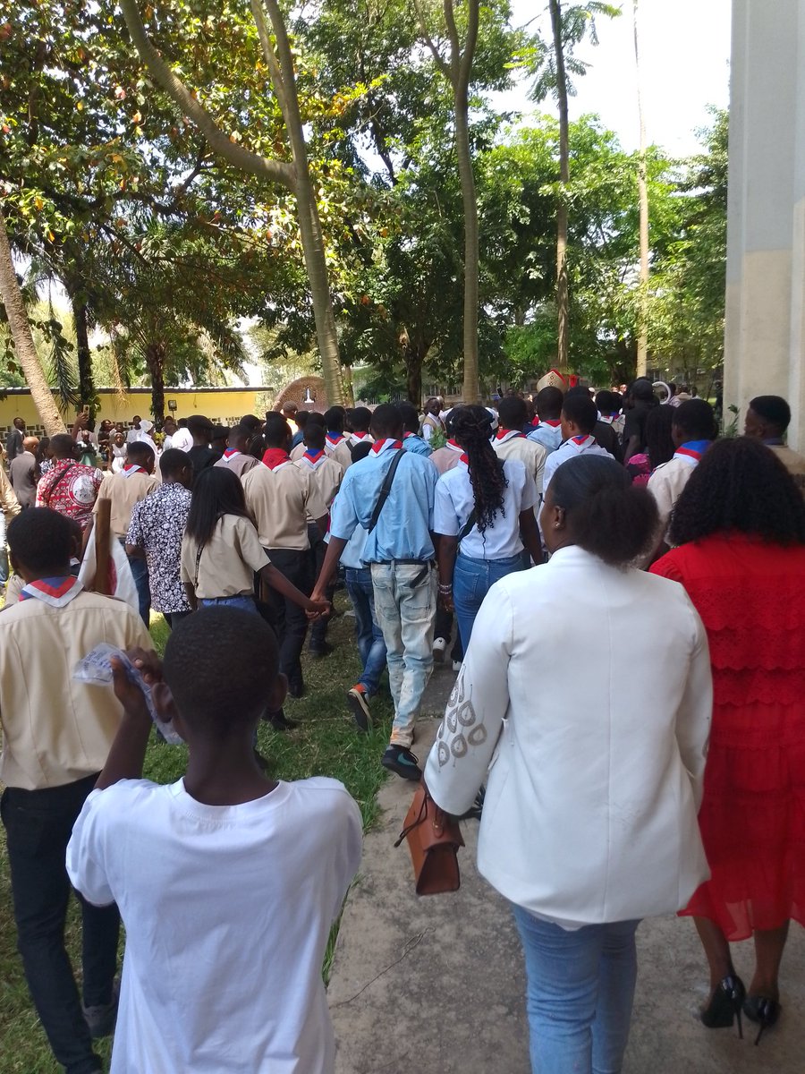 kamweta75's tweet photo. Messe des Rameaux à l'UNIKIN avec le Cardinal Ambongo. Message de paix en temps de guerre : amour, pardon, justice. Merci aux scouts pour la sécurité ! #Rameaux #CardinalAmbongo #UNIKIN #Paix #Journalisme #Congo #LAgora https://t.co/higDNZPxNz