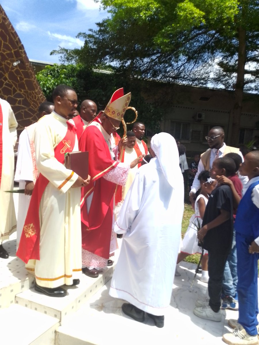 kamweta75's tweet photo. Messe des Rameaux à l'UNIKIN avec le Cardinal Ambongo. Message de paix en temps de guerre : amour, pardon, justice. Merci aux scouts pour la sécurité ! #Rameaux #CardinalAmbongo #UNIKIN #Paix #Journalisme #Congo #LAgora https://t.co/higDNZPxNz