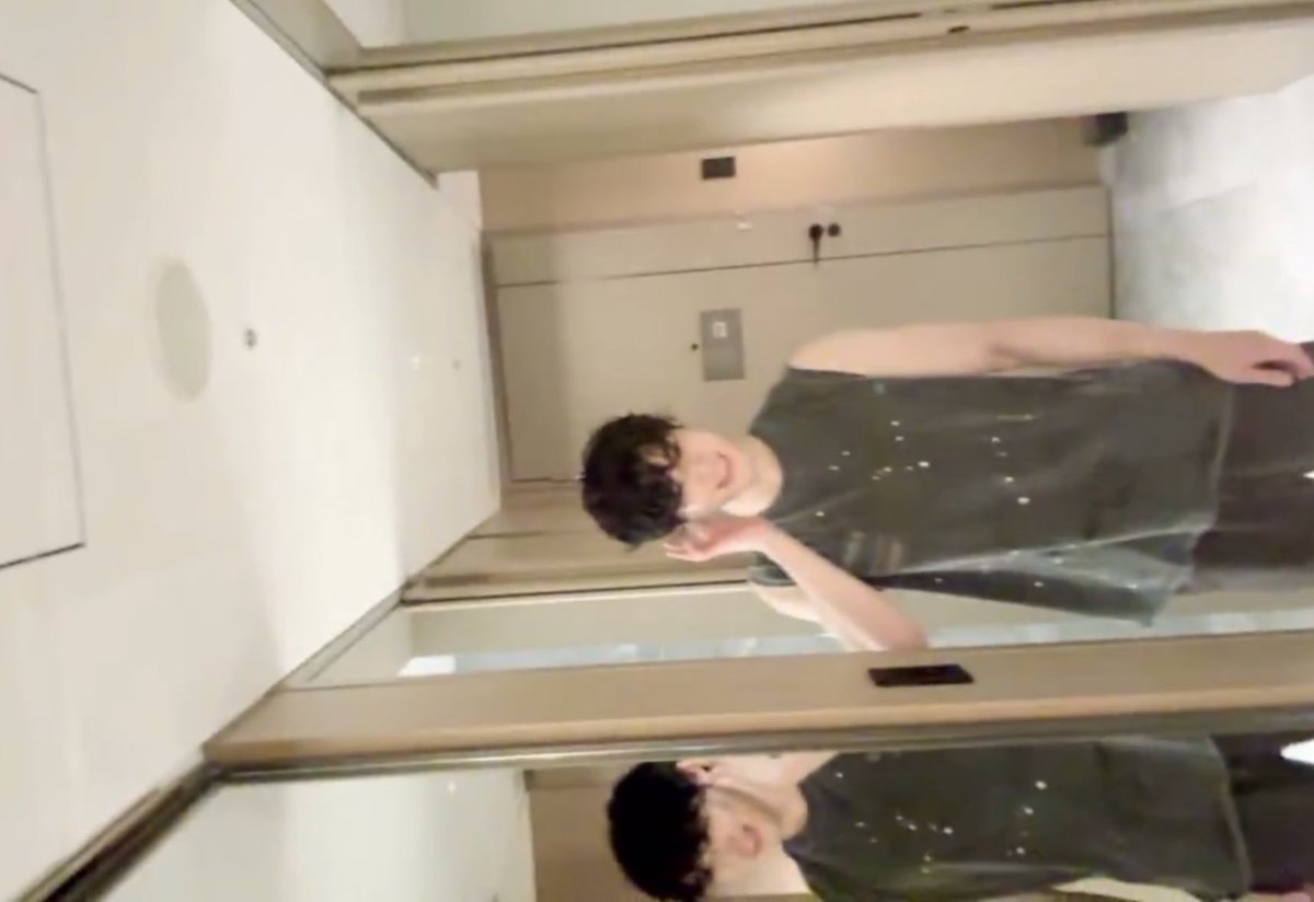 aijiyw's tweet photo. CRAZY 7dream were doing live at jeno’s room and he just came out of the shower 😩😩😩 https://t.co/eIaUtkm7EF