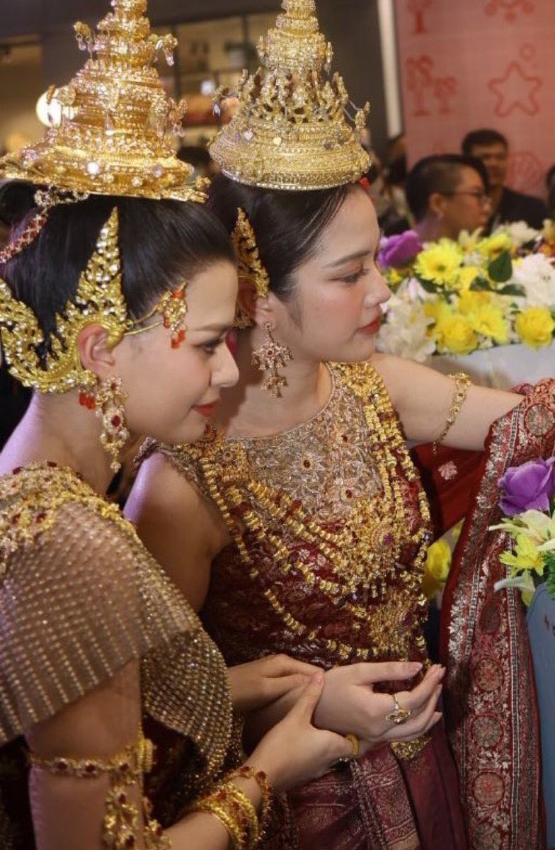 BR_Freenbecky's tweet photo. Segura a mão da Freen como se fosse um tesouro 

FREENBECK SONGKRAN CTW
#SongkranCTWxFB
#ฟรีนเบค #FreenBecky https://t.co/KUJ0ih42Xz