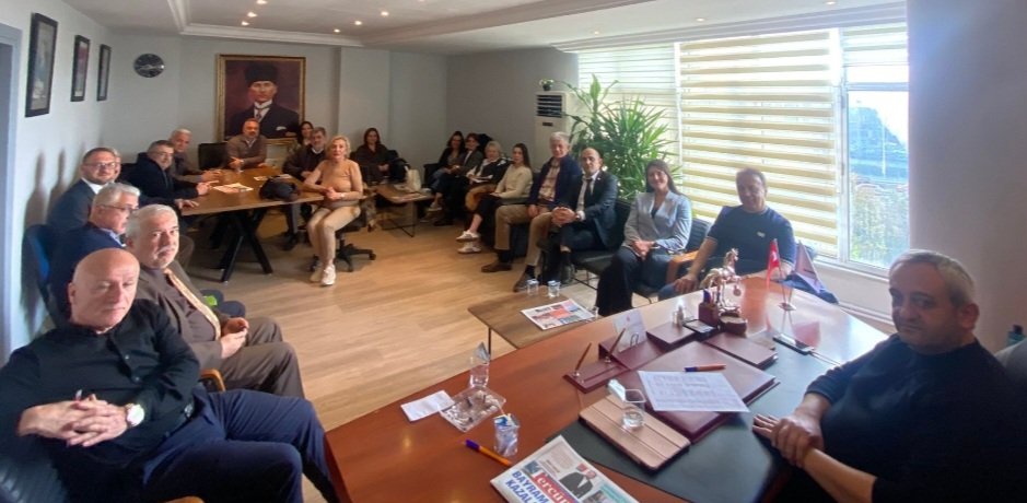 tannersevim's tweet photo. @istanbuldp il başkanlığımızda ülke gündemini değerlendirdik. 
@_DemokratParti @DpGultekinUysal @ademipek24 @necmettindnmez1 @HUR1MEDYA @Demokrat_Partii @alpkaancetin @DPHaydarAltints https://t.co/TygALmqVes