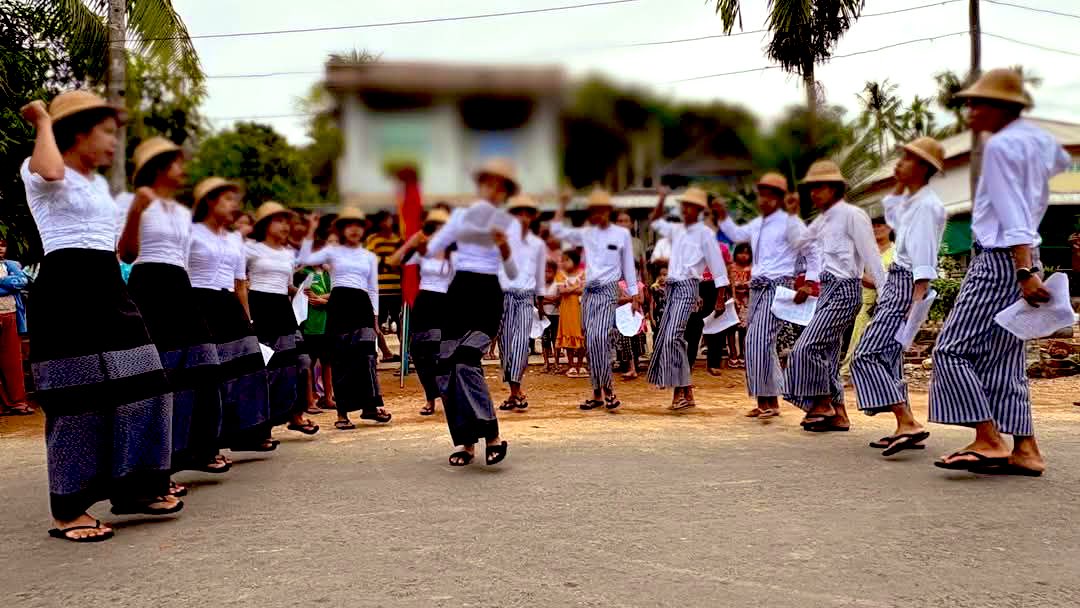 HtetHtet394838's tweet photo. #DDMSC Dawei Democratic Movement Strike Committee led & protested anti military dictatorship public demonstration in #Launglon Township , #Dawei District on April 12.
#WhatsHappeningInMyanmar
#2025Apr13Coup https://t.co/Lqv2PDYQL4