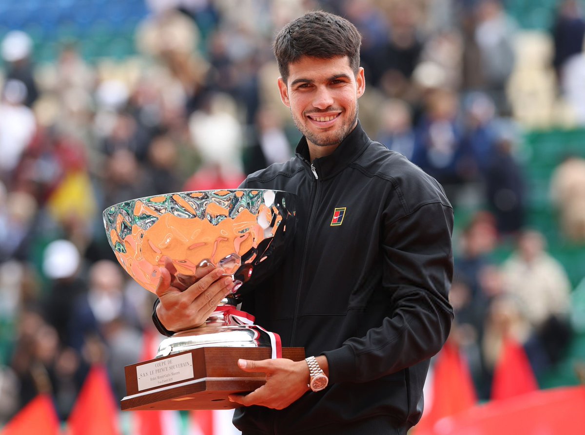 jmgmoron's tweet photo. Intento romper una lanza en favor de Carlos.

Lo que ha dicho tras ganar en Montecarlo, de que ha vivido una situación difícil fuera de pista en el último mes es prueba de que hay que dejarle tiempo y espacio.

Tiene solo 21 años. Imaginen lo que debe ser soportar en sus hombros el peso de todo un país que tiene ganas de ver a otro campeón tras el adiós de Rafa Nadal, la presión de tener que ganar y, además, hacerlo jugando bien, de no poder decaer, de cumplir con sus compromisos publicitarios, de estar siempre para todos...

No se es justo con él. Obvio que hay que decir cuando las cosas no van bien, porque hay que analizar los momentos, pero cuando perdió el primer set contra Cerúndolo he llegado a leer que debía retirarse todo 2025. Esto es tremendo.

Me gustaría, aunque sé que es difícil, que se le deje ser él. Que Rafa es Rafa y solo hay uno. Que Nadal era una bestia y que Carlos no es igual. Que haga su camino. Que acierte y se equivoque por sí mismo, pero que le dejen ser él.

Que no puede ganar 6-1 6-2 todos los partidos y que tendrá bajones, como cualquier ser humano. Que a él también le gustaría ganar jugando de 10 las dos horas y media, pero que esto es la vida real y no la Play.

Confíen en el proceso, en el largo plazo y animen al chico si son fan de él, en las buenas, pero también en las malas, que será cuando más lo necesite.