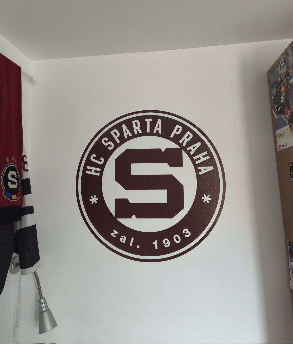 Pomodlit se doma před logem poprosit všechny hokejovy bohy 🙏🏻 Teď děj se vůle boží