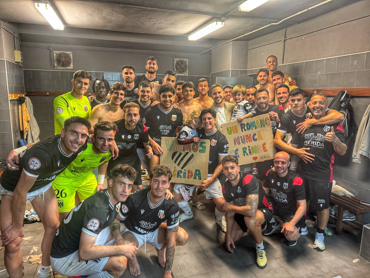 Merida_AD's tweet photo. 😍 Si Pepe y Manuela, los sobrinos del míster @Sergigb6, hacen pancartas y quieren hacerse una foto con el equipo de su tito se la hacen y PUNTO 🙌🏽⚪️⚫️

#HérculesMérida https://t.co/vVVxWWftNa