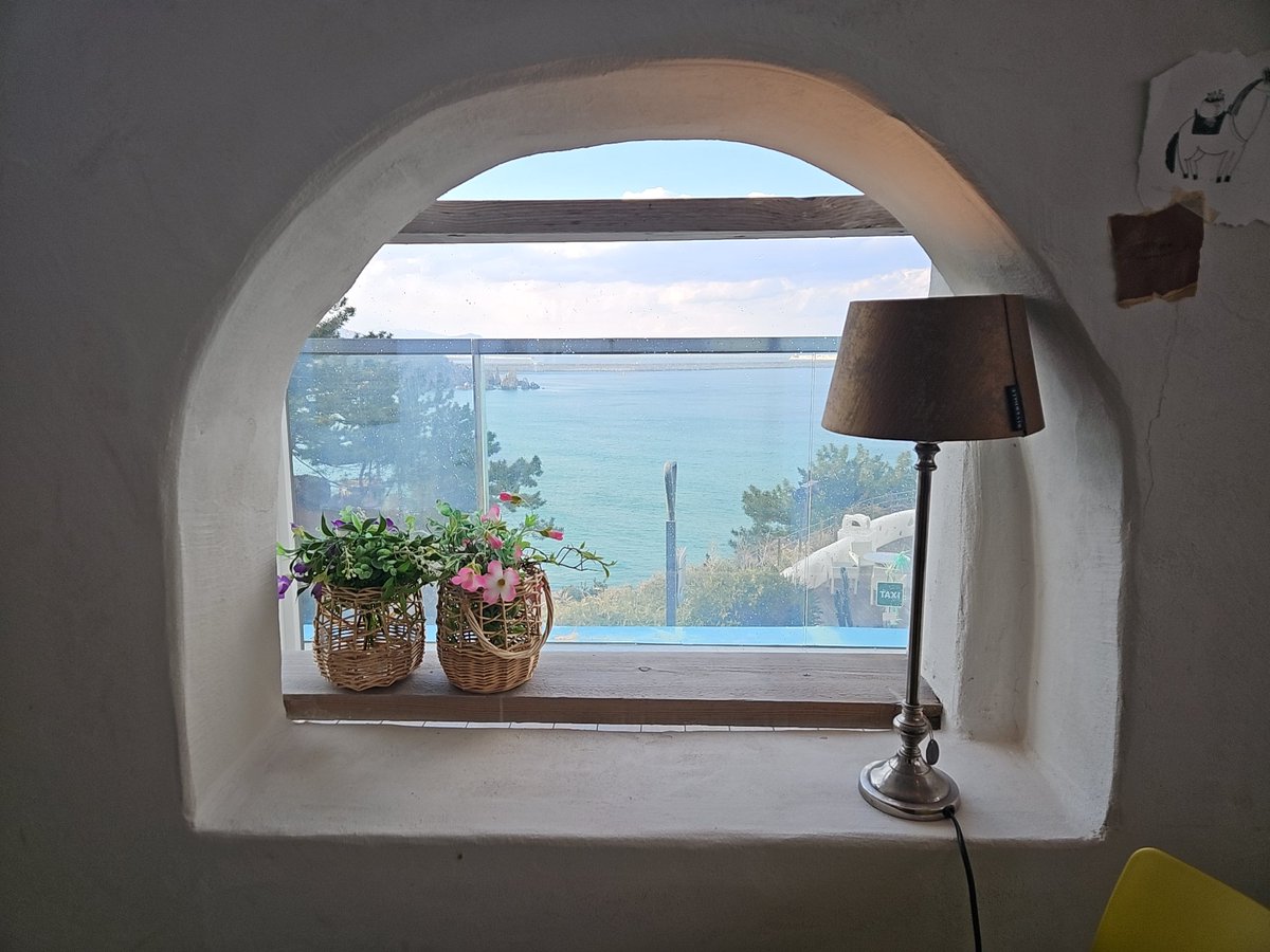 cocojs85's tweet image. 바다를 담은 창가