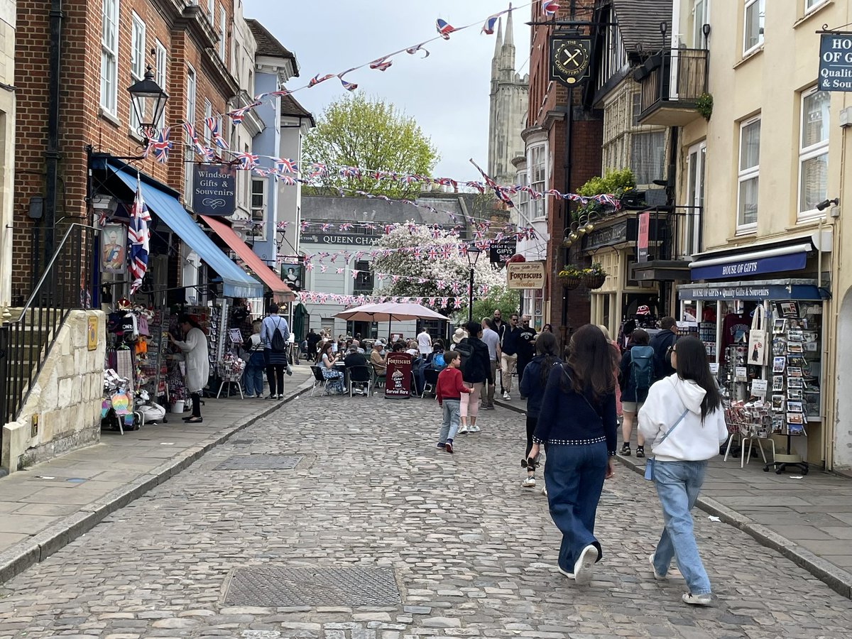 Terry32x's tweet photo. Spent the afternoon at Windsor yesterday, food, ice cream and sun…. Oh and my favourite people #peoplewatching 🤣 https://t.co/8iuEzQDcry