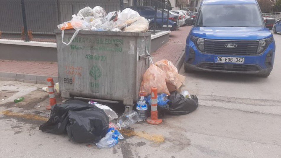 Çankaya Belediyesi günlerdir çöpleri toplayamıyor ama her köşe başında “Sözümüzü tuttuk” afişleri var. Hangi söz tutuldu, anlayan beri gelsin. Bekleyen çöpler çevreyi kokutuyor, mikrop saçıyor. Hizmet lafla değil, icraatla olur!