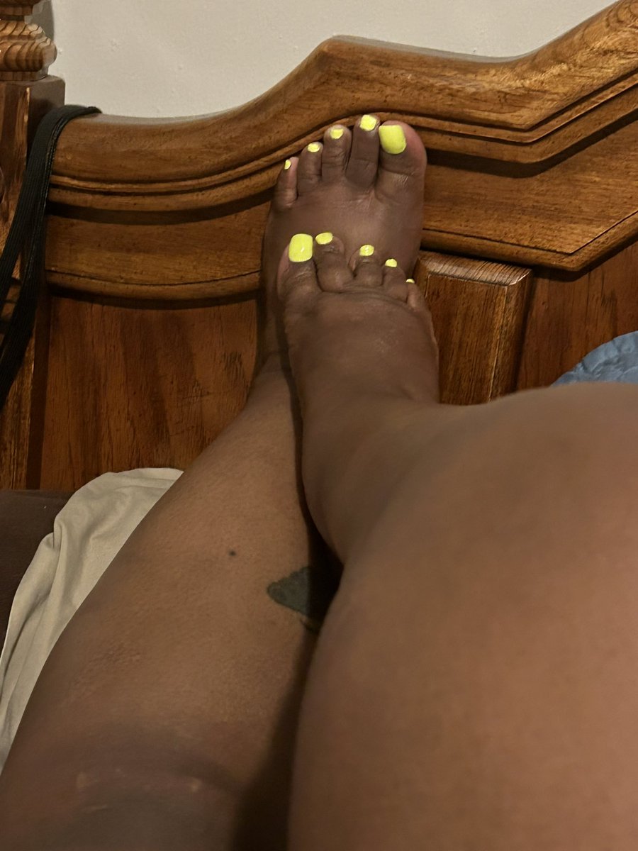 AlabamaFootKing's tweet photo. Meaty ass soles.. With the dick grabbers 😜 https://t.co/yNai2txnqT