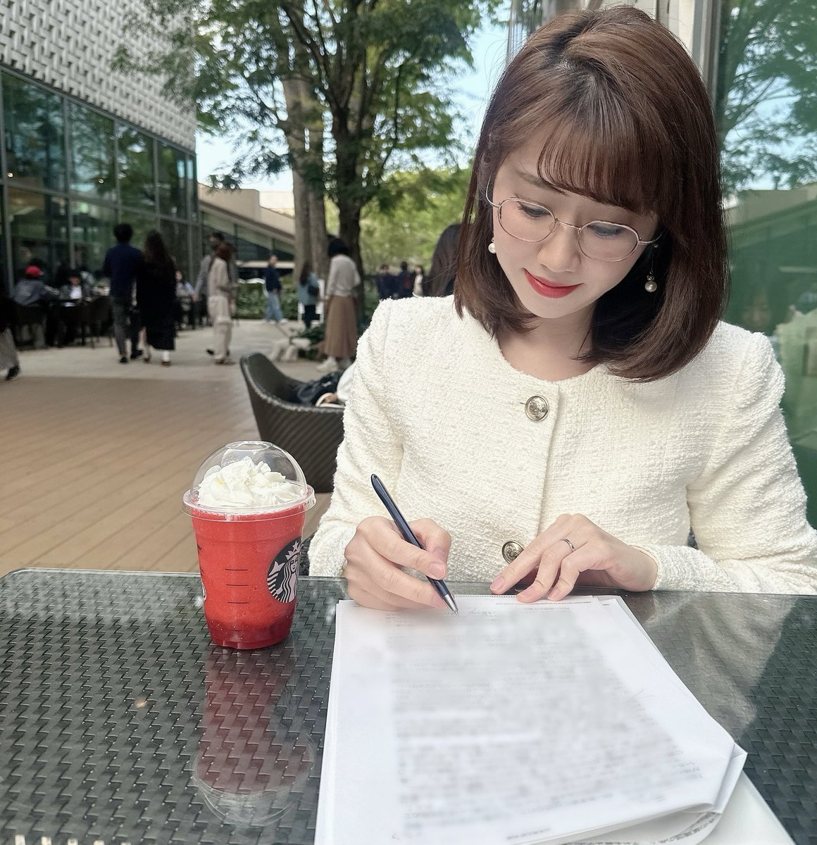 カフェで、次回朗読する作品の下読みをしています📚
何気ないひとときですが、こういう時間が好きです🕊️
目の負担を減らすため、下読みのときは眼鏡に頼ることが多いんです👓