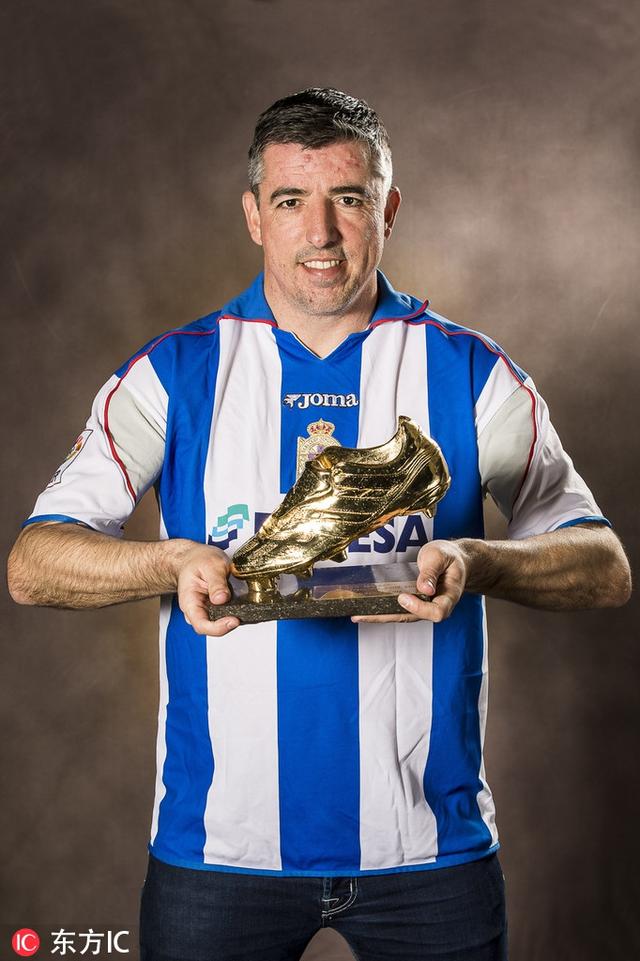 Villaverde1906's tweet photo. Esta foto vai durísima.

Don Roy Makaay coa Bota de Ouro que gañou coma xogador do Dépor.

🐐 https://t.co/pJNRZDc7Qi
