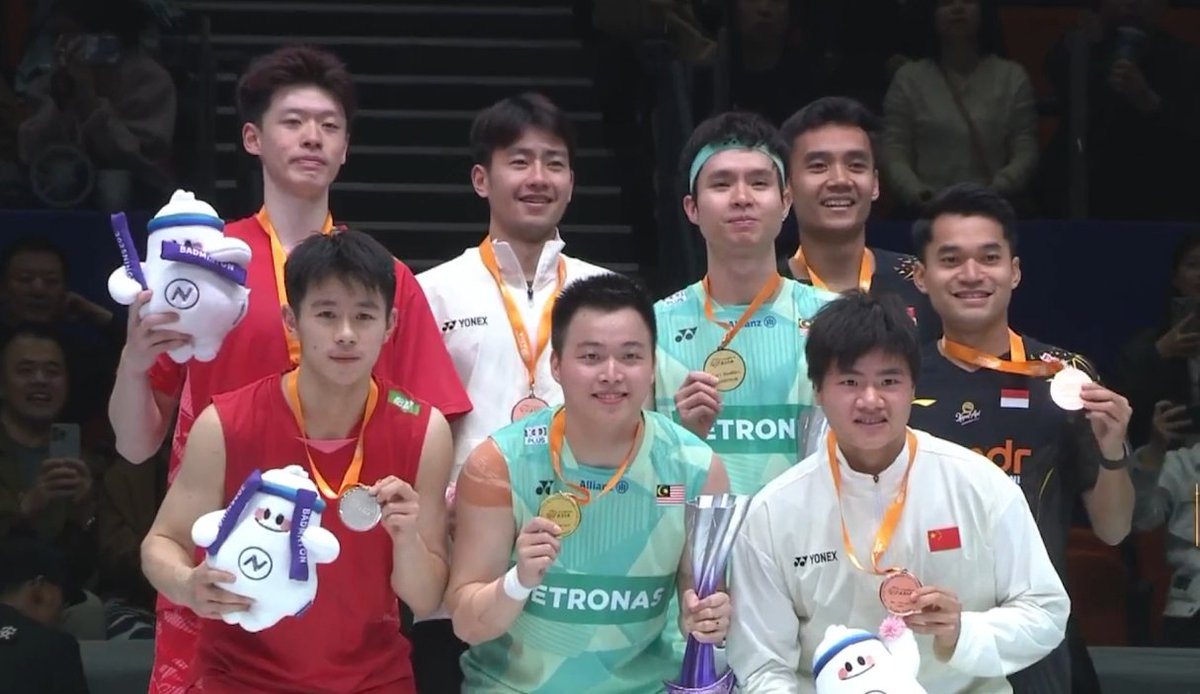 sukkluv_'s tweet image. Our champ yeyy 🤍🤍🤍
#BAC2025 #AaronChia #wooyik #chiasoh